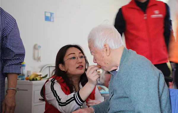 【先鋒引領，凝心聚力】三月學雷鋒，情暖敬老院